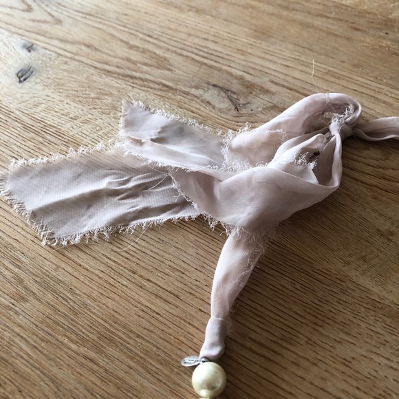 Club Monaco silk tie and pearl necklace - Picture 3 of 7